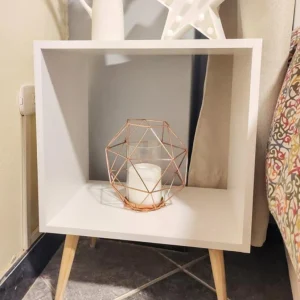 Velador Nina – Mesa de Noche Moderna de Melamina con Detalles en Pino